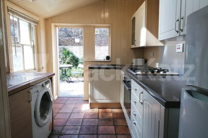 Georgian house,two bathrooms, charming patio garden & highly desirable address  Henshaw Street, Elephant and Castle/Borough